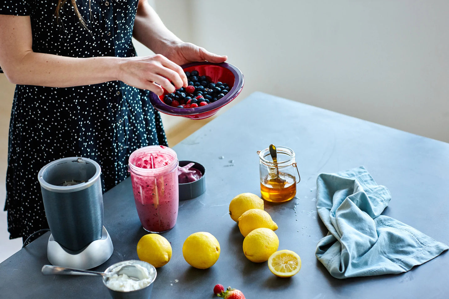 aronia berries_aronia and berry smoothie with lemon and honey